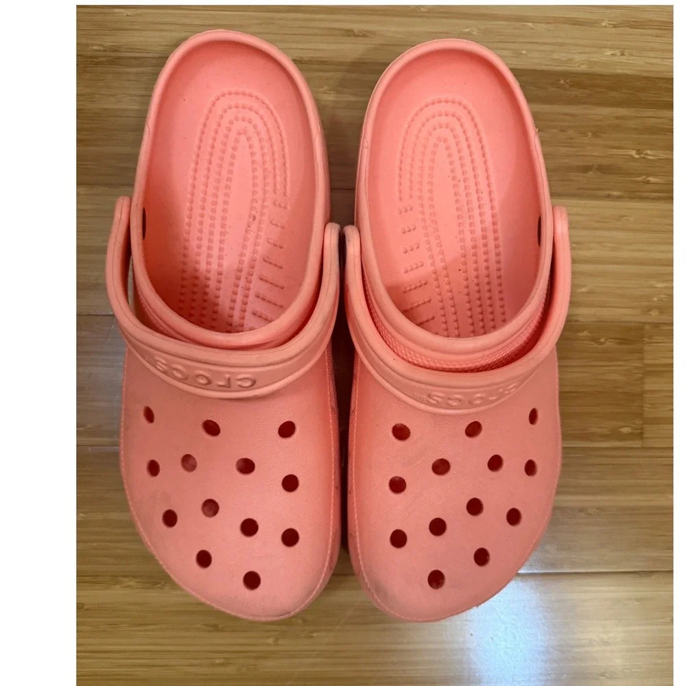 Crocs Classic Clog Mens Size 11 Peach Pink Slip On Water Friendly Comfort Shoes
